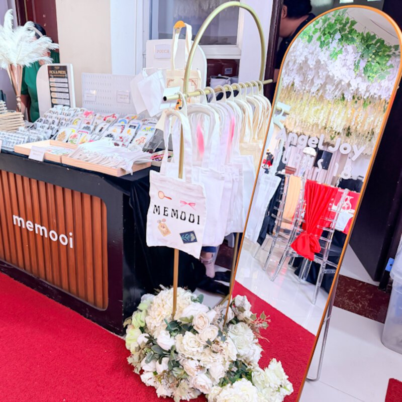 Pick and Press custom tote bag display