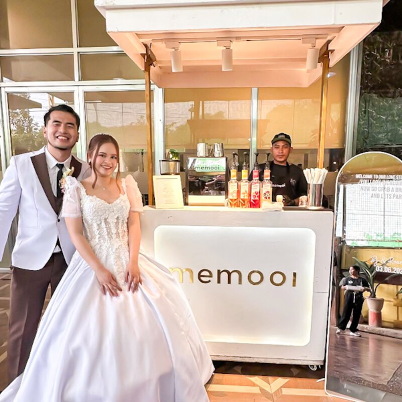 Bride and groom with the memooi coffee cart